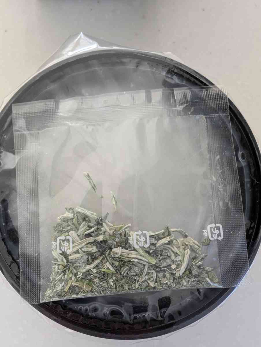 カップ粥の上に乗せたフリーズドライ七草